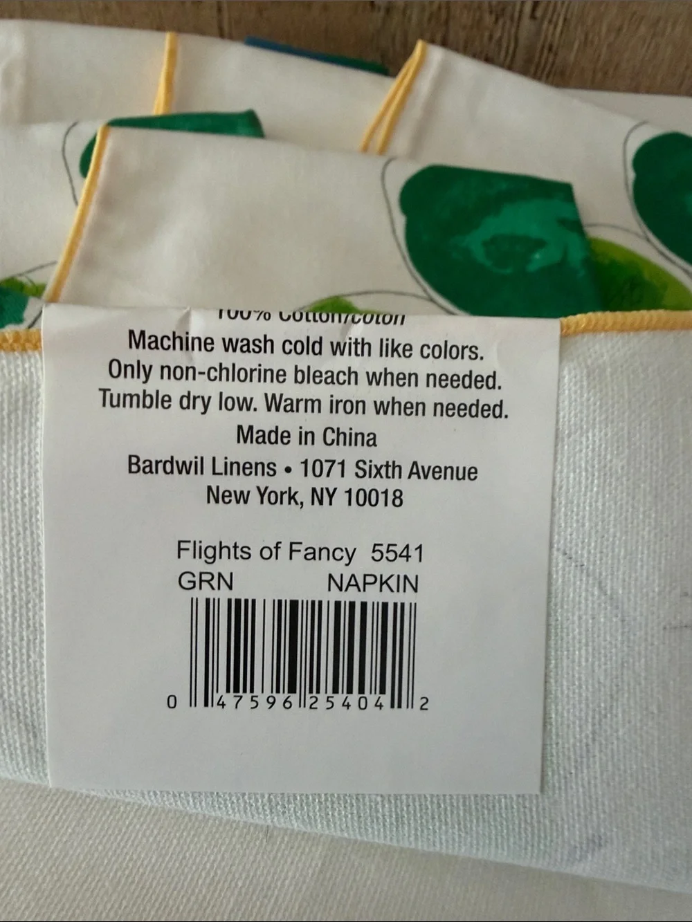 NWT Vera Neumann “Flights of Fancy” Tablecloth and 8 napkins set NOS
